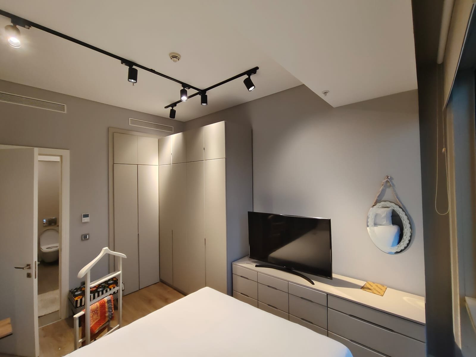 Sezgin Usta Mobilya Montaj & Dekorasyon - yatak odası gardırobu ve TV ünitesi uygulaması